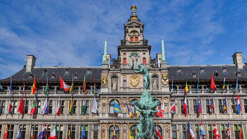 Beschikbaar Onveilig Integratie 4500 wandelaars krijgen als eerste gerenoveerd Stadhuis te zien tijdens CM  Urban Walk Antwerpen - RunningBE