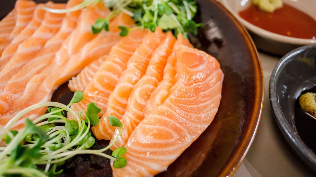 Vette vissoorten, zoals zalm en sardines, zijn een goede bron van eiwitten en dragen bij aan de darmgezondheid.